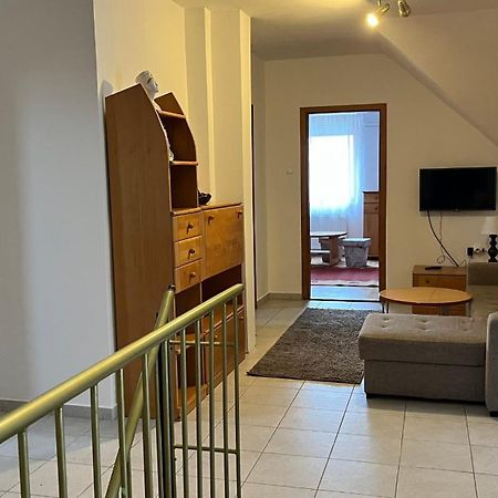 Boezsi Apartman Sarvar Exterior photo