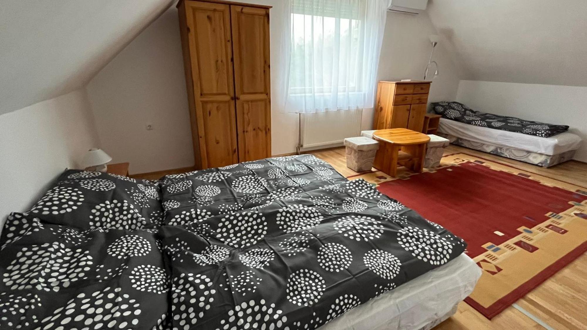 Boezsi Apartman Sarvar Exterior photo