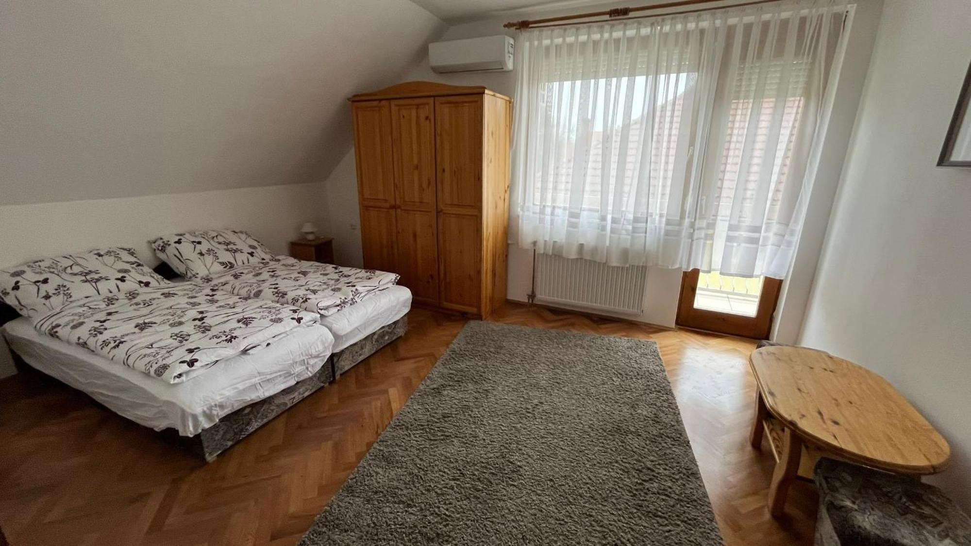 Boezsi Apartman Sarvar Exterior photo