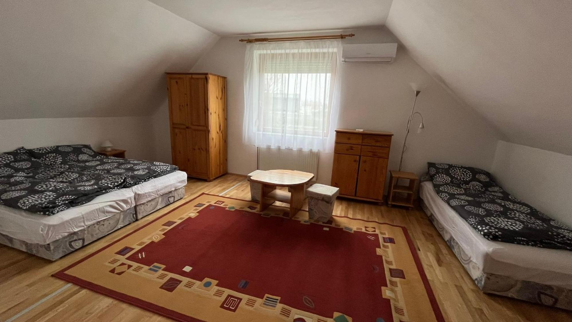 Boezsi Apartman Sarvar Exterior photo