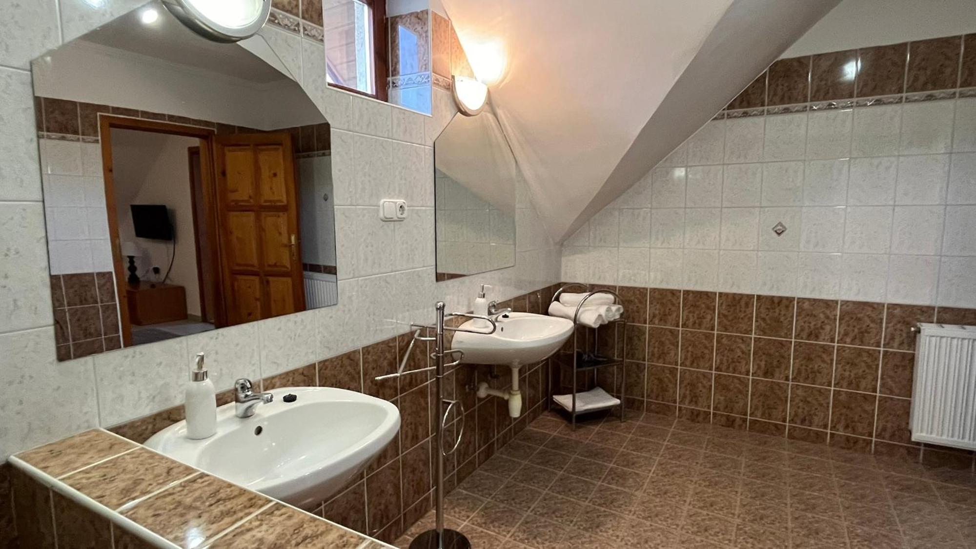 Boezsi Apartman Sarvar Exterior photo