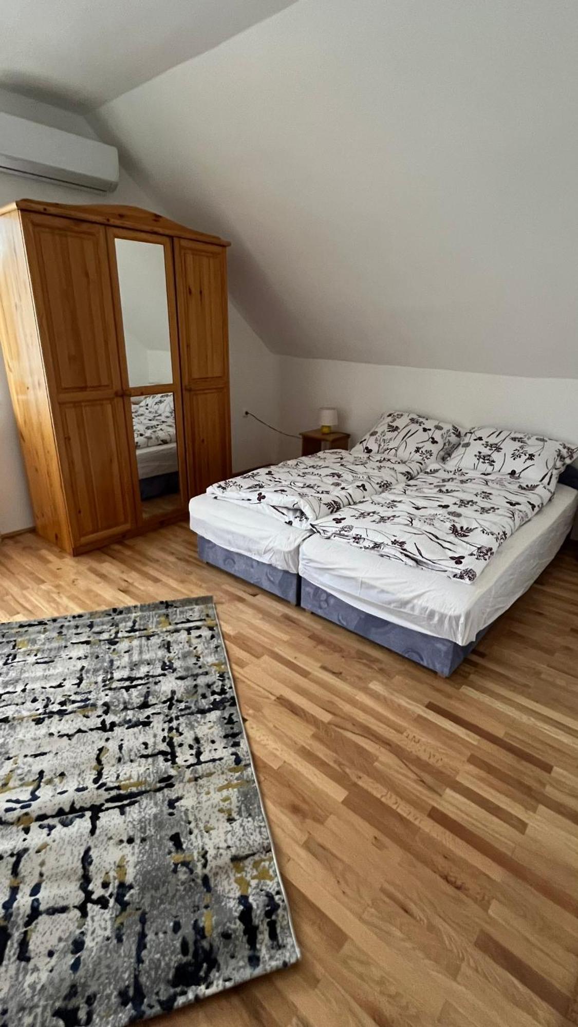 Boezsi Apartman Sarvar Exterior photo